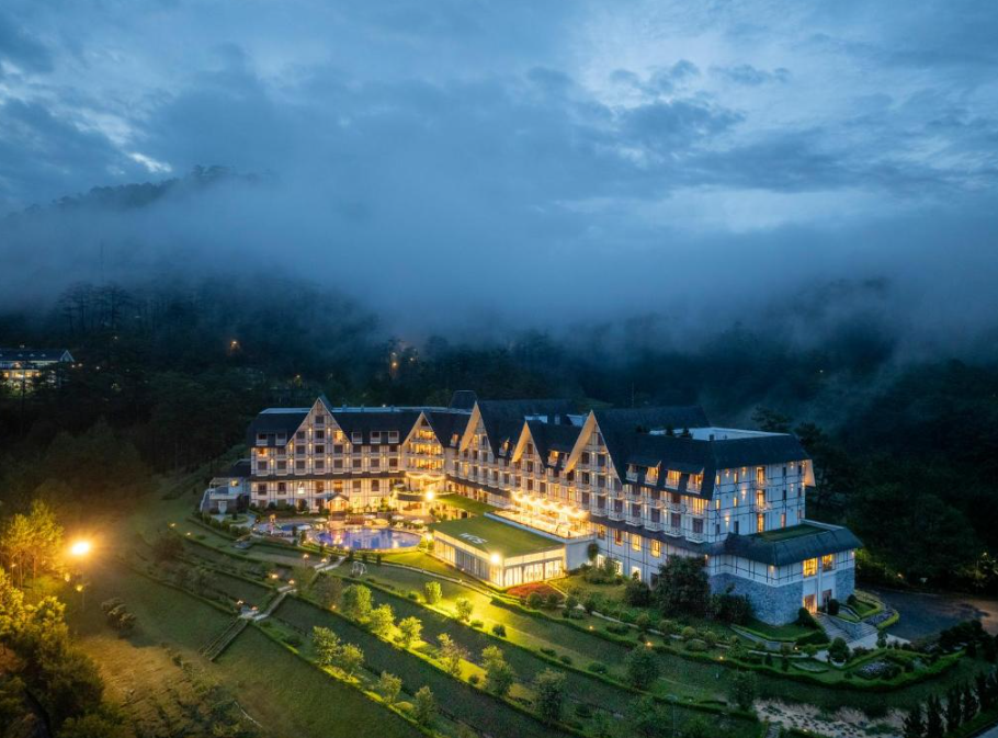 Đánh Giá Di Chuyển Đến Swiss-Belresort Tuyen Lam Bằng Xe Limousine ?