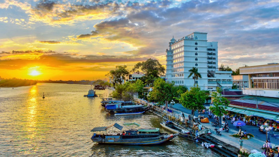 Cần Thuê Xe Carnival Đưa Đón Khách Hàng Tại Các KCN Bến Tre