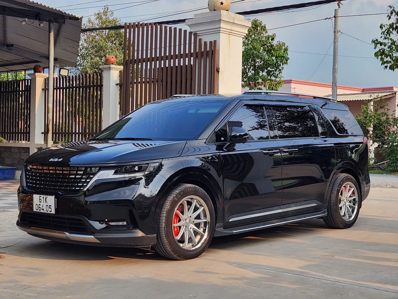 Cần Thuê Xe Carnival Gấp Cho KCN? Gọi Ngay ASM Car Rental – Xe Đời Mới, Nhận Xe Nhanh, Phục Vụ Tận Nơi 24/7!