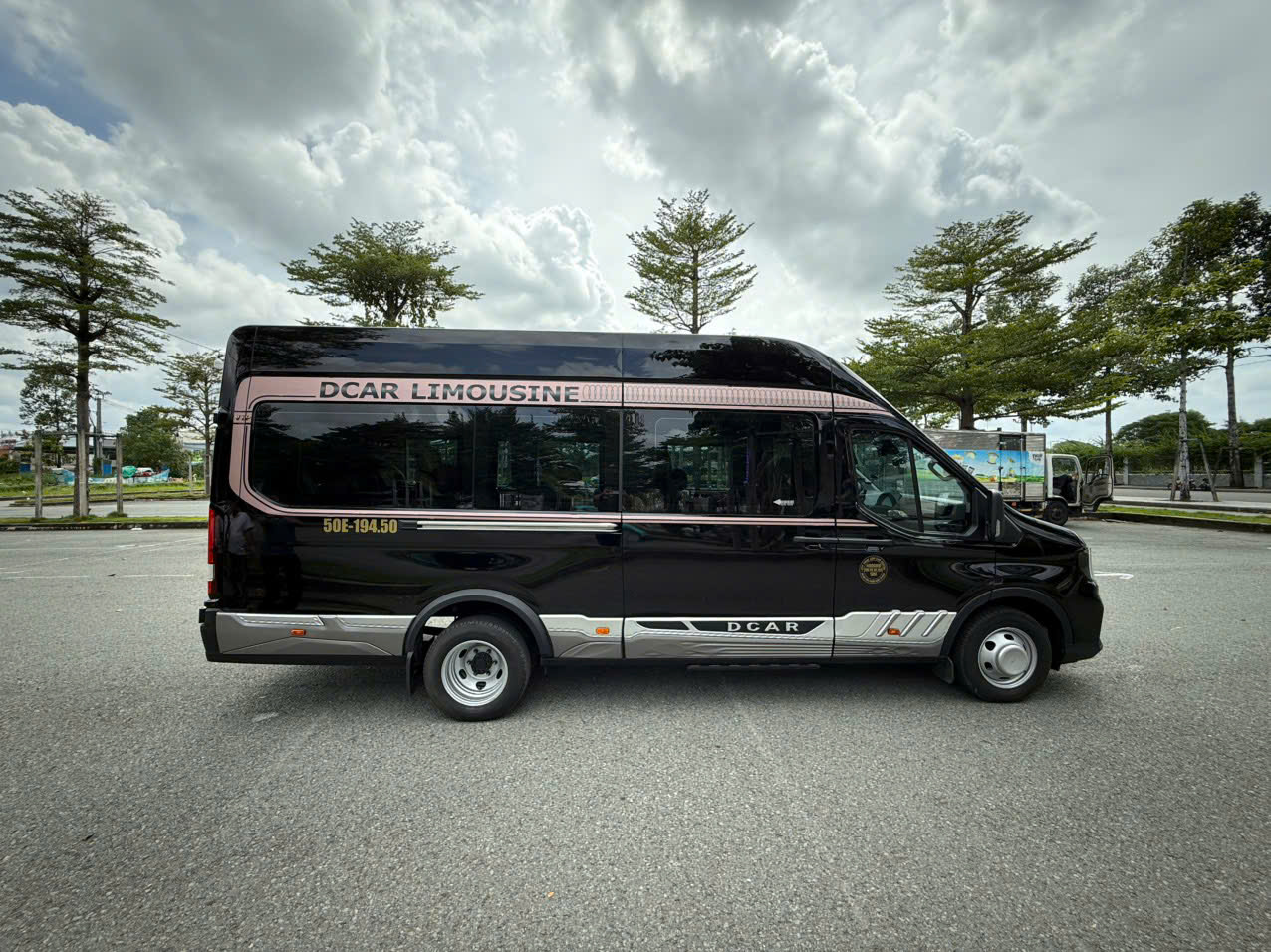 Limousine Cao Cấp: Dịch Vụ Đón Tiễn Sân Bay Chuẩn VIP Dành Cho CEO KCN Bình Dương