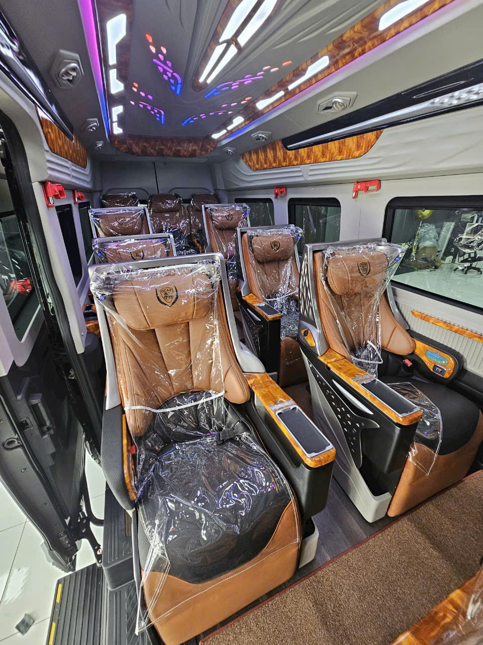 Thuê Limousine Đón Đầu Tư, Đối Tác Vào KCN – Hình Ảnh Doanh Nghiệp Dẫn Đầu