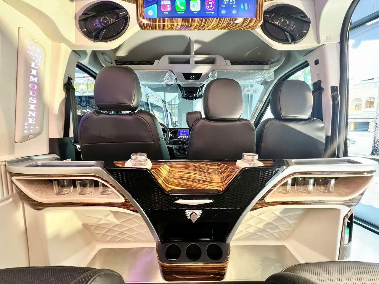 Thuê Limousine Hội Nghị – Hội Thảo Trong KCN – Tiện Nghi & Chuyên Nghiệp