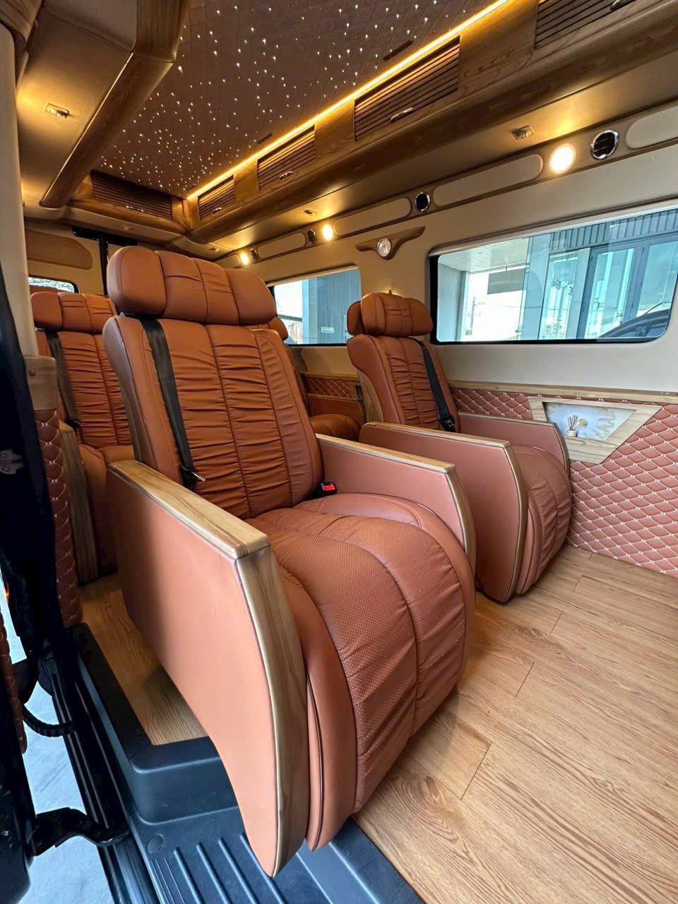 Thuê Limousine Hội Nghị – Hội Thảo Trong KCN – Tiện Nghi & Chuyên Nghiệp