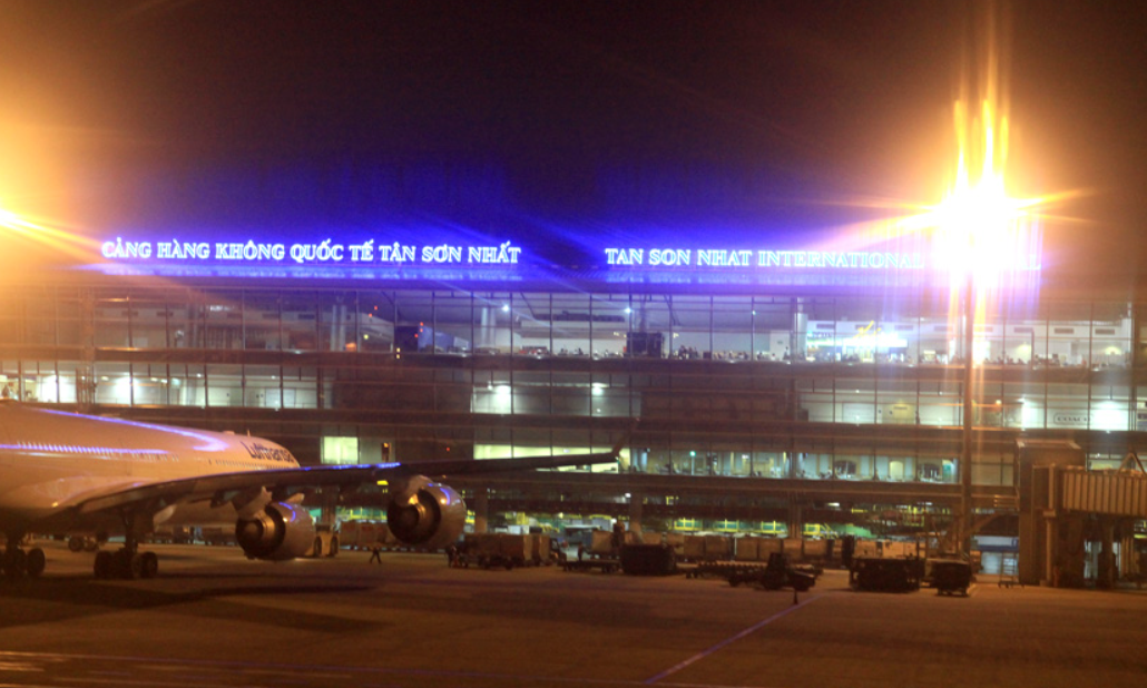 Thuê Xe Carnival Chạy Đêm Đưa Đón Sân Bay: Đơn Vị Nào Uy Tín Nhất Tại TP.HCM/Đồng Nai?