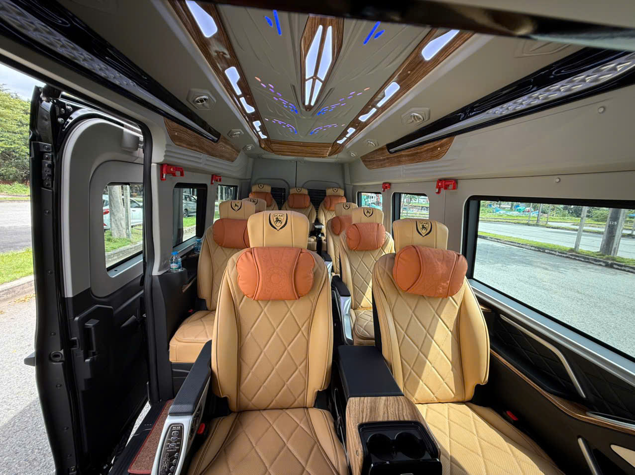 Xe Limousine Đi Các KCN Tại Long Thành: Giải Pháp Di Chuyển Tối Ưu Cho Chuyên Gia Và Lãnh Đạo