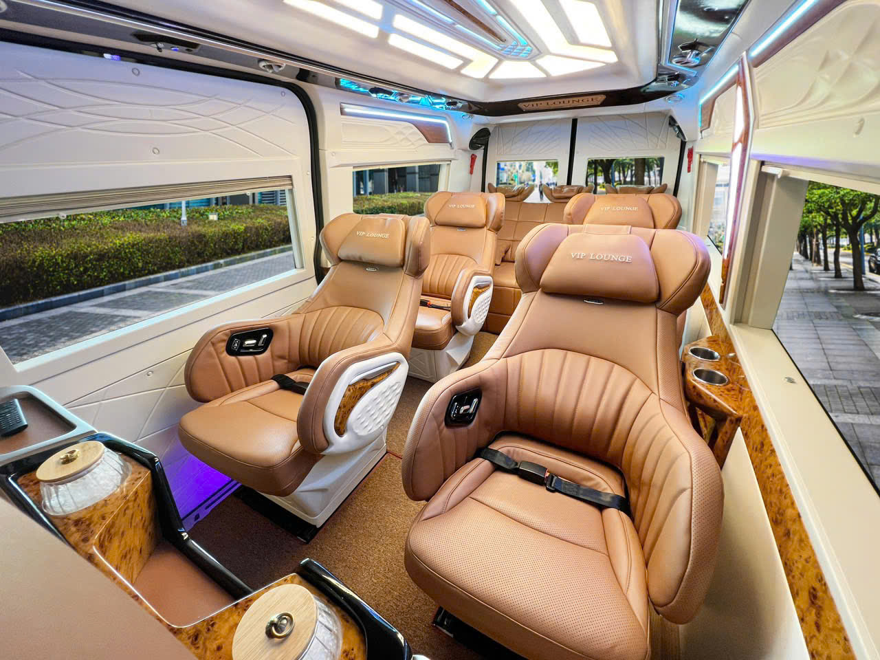 So Sánh Chi Phí Và Tiện Ích: Đi Tự Túc Phượt Hay Thuê Trọn Gói Xe Limousine Hạ Long 3 Ngày 2 Đêm?