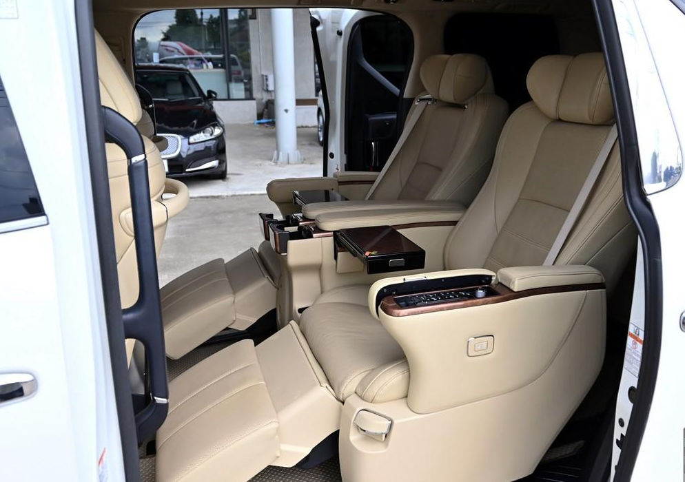 Những Lý Do Vì Sao Bạn Nên Chọn Dịch Vụ Thuê Xe Toyota Alphard Để Xứng Tầm Tiệc Cao Cấp