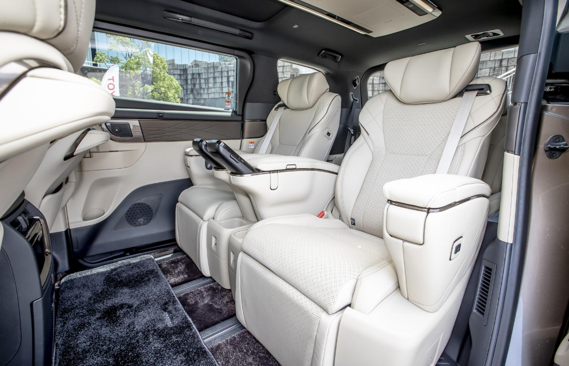 Thuê Xe Toyota Alphard Đưa Đón Chủ Tịch Tại Khu Công Nghiệp